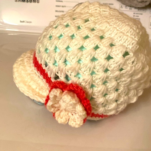 Alaska Chicks Hand Knitted Women’s Hat NEW - Picture 2 of 3